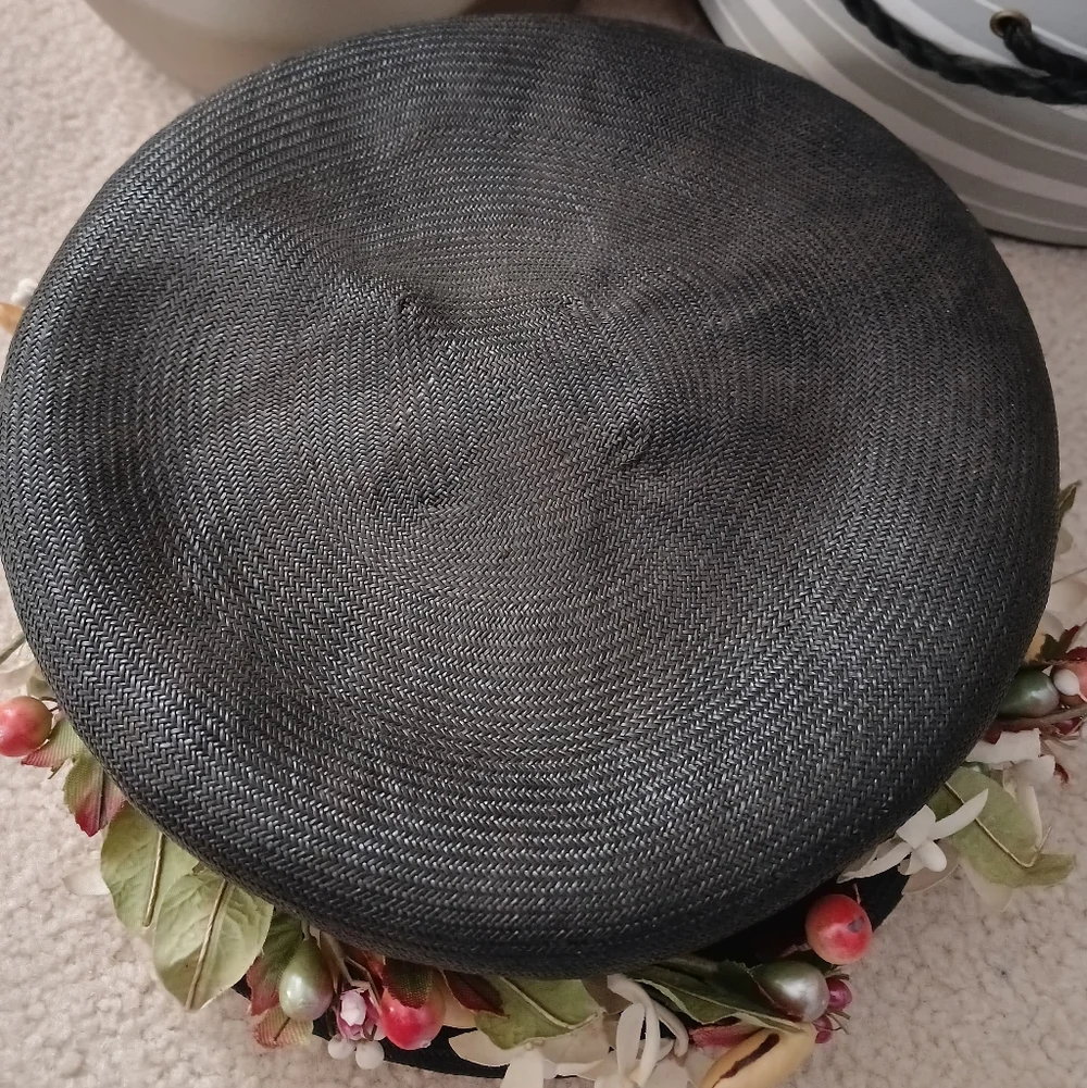 RARE AND STUNNING VINTAGE 1930S/ 40S BLACK STRAW HAT W/ VTG FLORALS AND FRUIT !